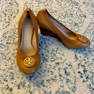 Tori Burch size 8M brown wedges.